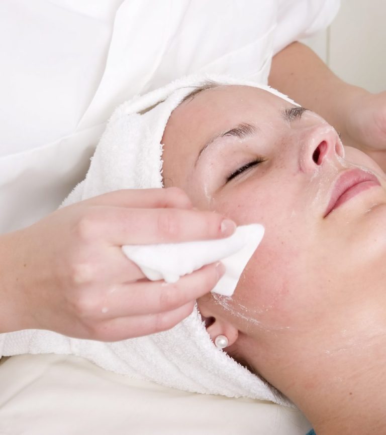 Aroma Derm Gesichtsbehandlung